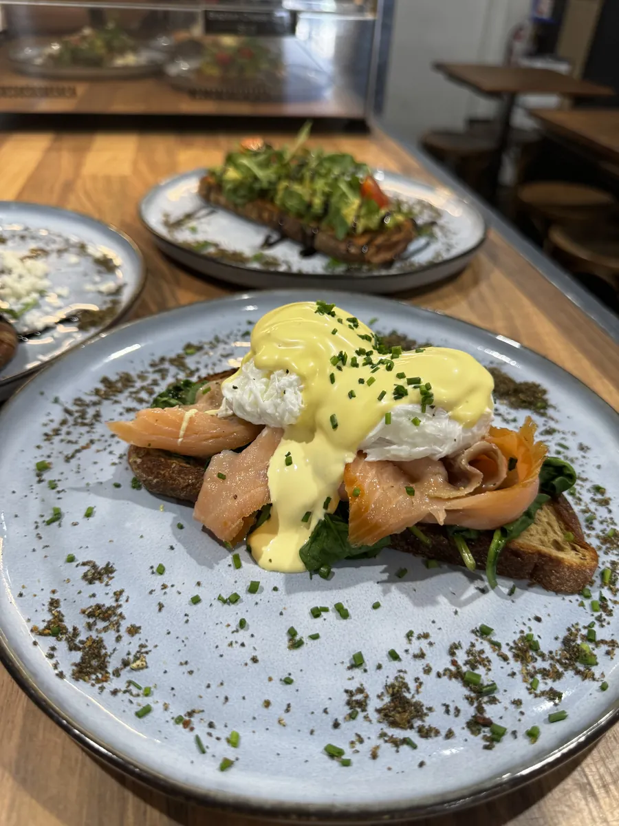 Eggs benedict with smoked salmon, spinach and hollandaise on sourdough