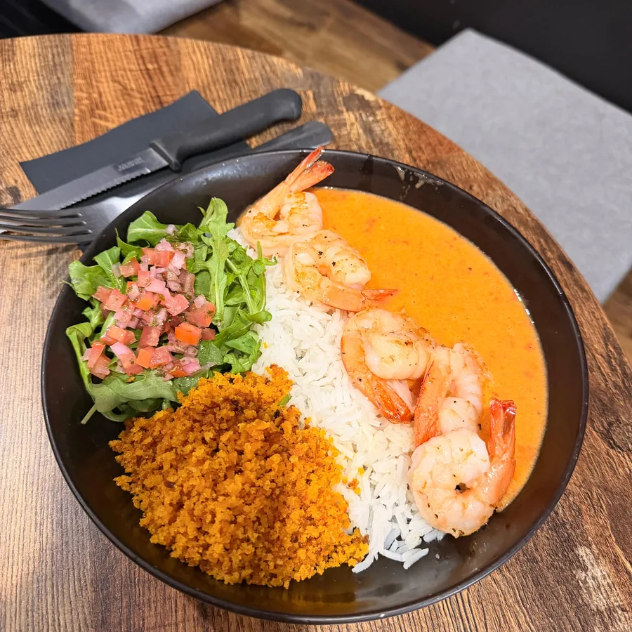 Prawn moqueca with rice and cassava flour
