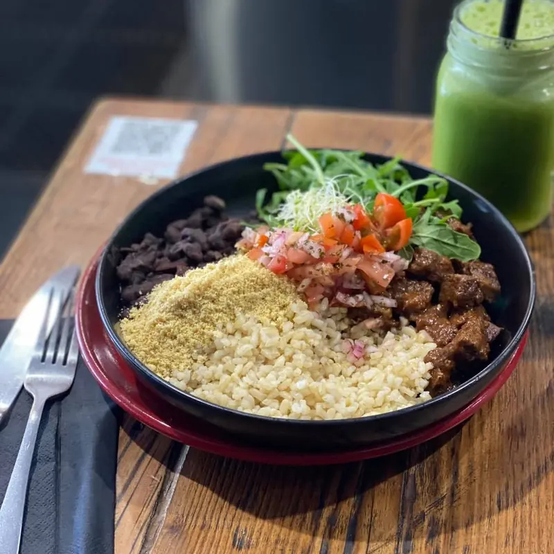 Prato Feito with a green juice