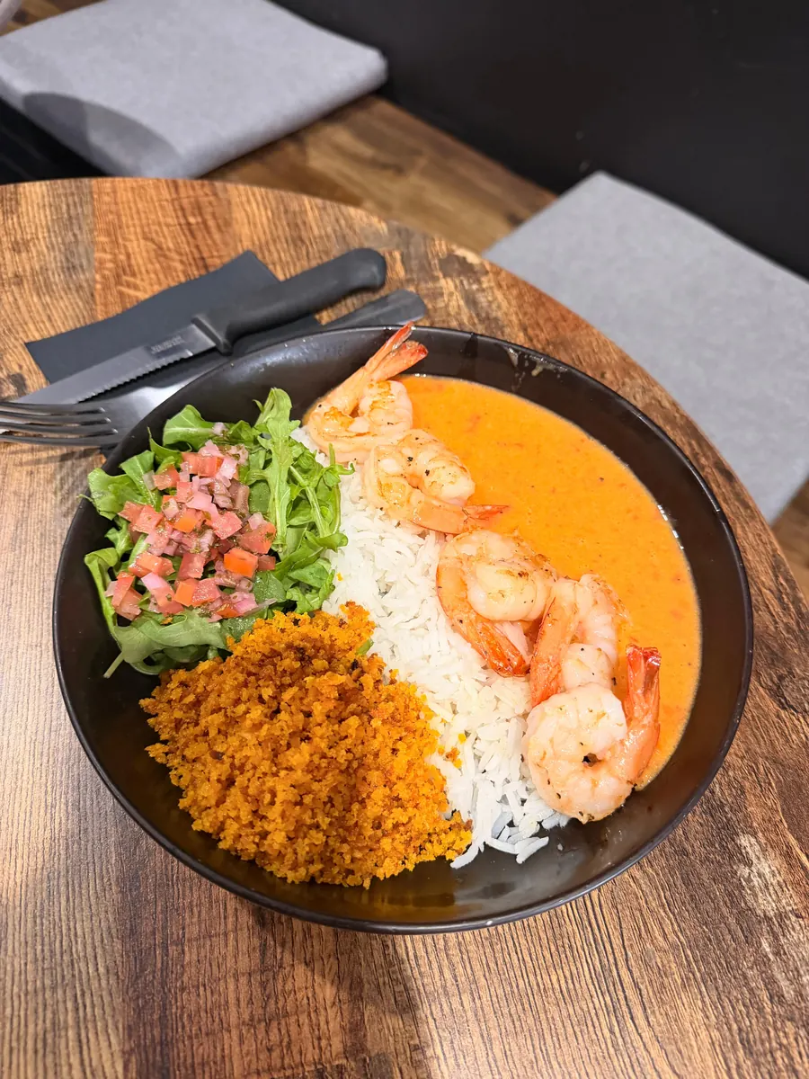 Prawn moqueca with white rice, cassava flour, salad and vinaigrette